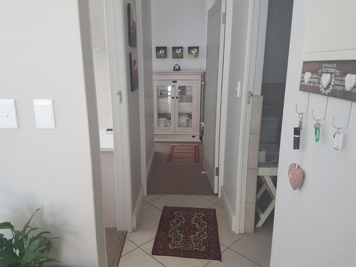 Modern, Centrally Located Dorp Street Apartment Стелленбос Екстер'єр фото
