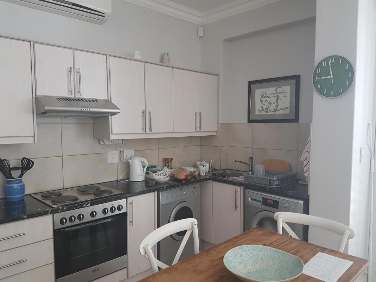 Modern, Centrally Located Dorp Street Apartment Стелленбос Екстер'єр фото